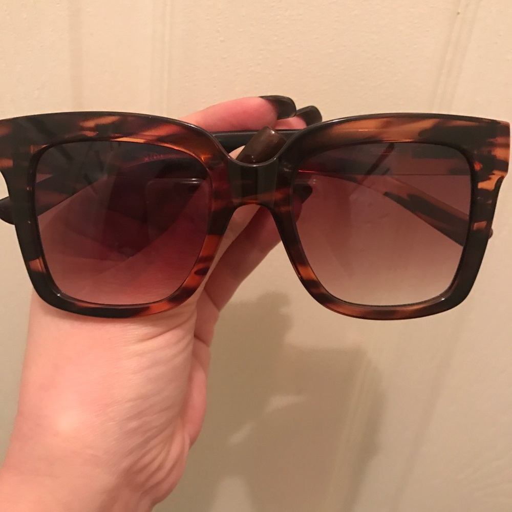 Hardly worn Quay Sunglasses !